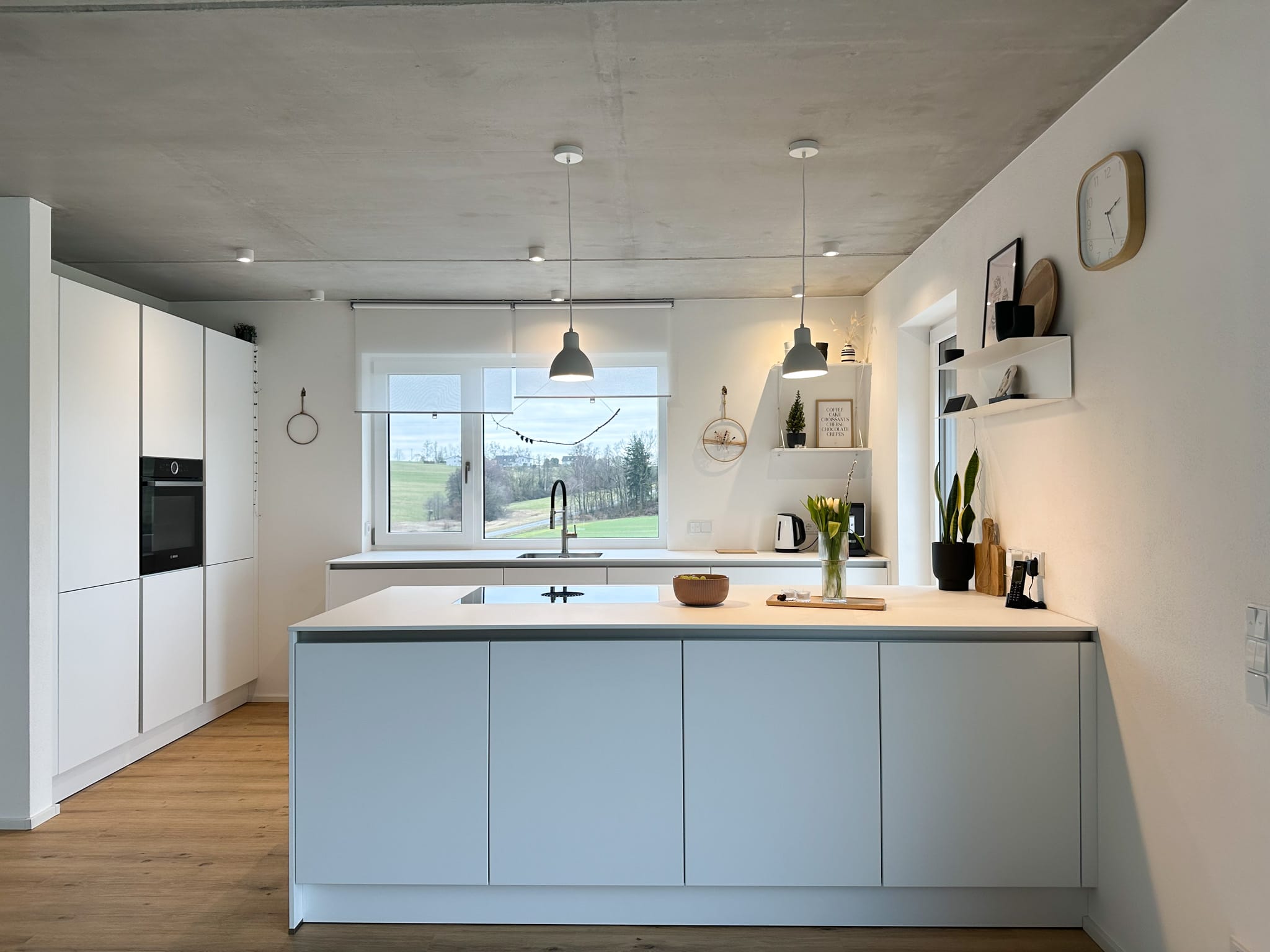 Typisch moderne helle Küche hier im Skandinavischen Stil