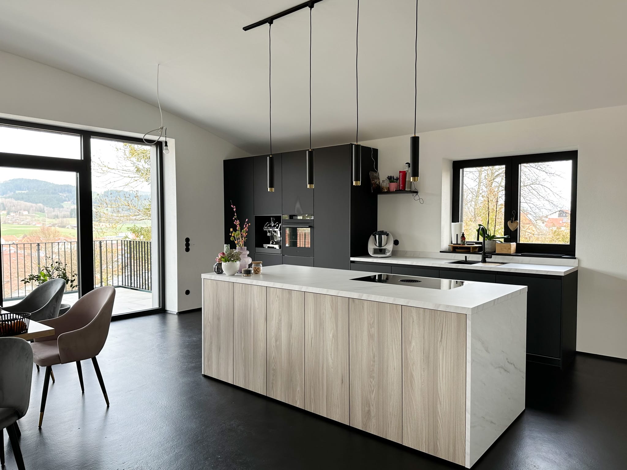 Offenen Küche mit großen Fenstern und Holzverkleidung