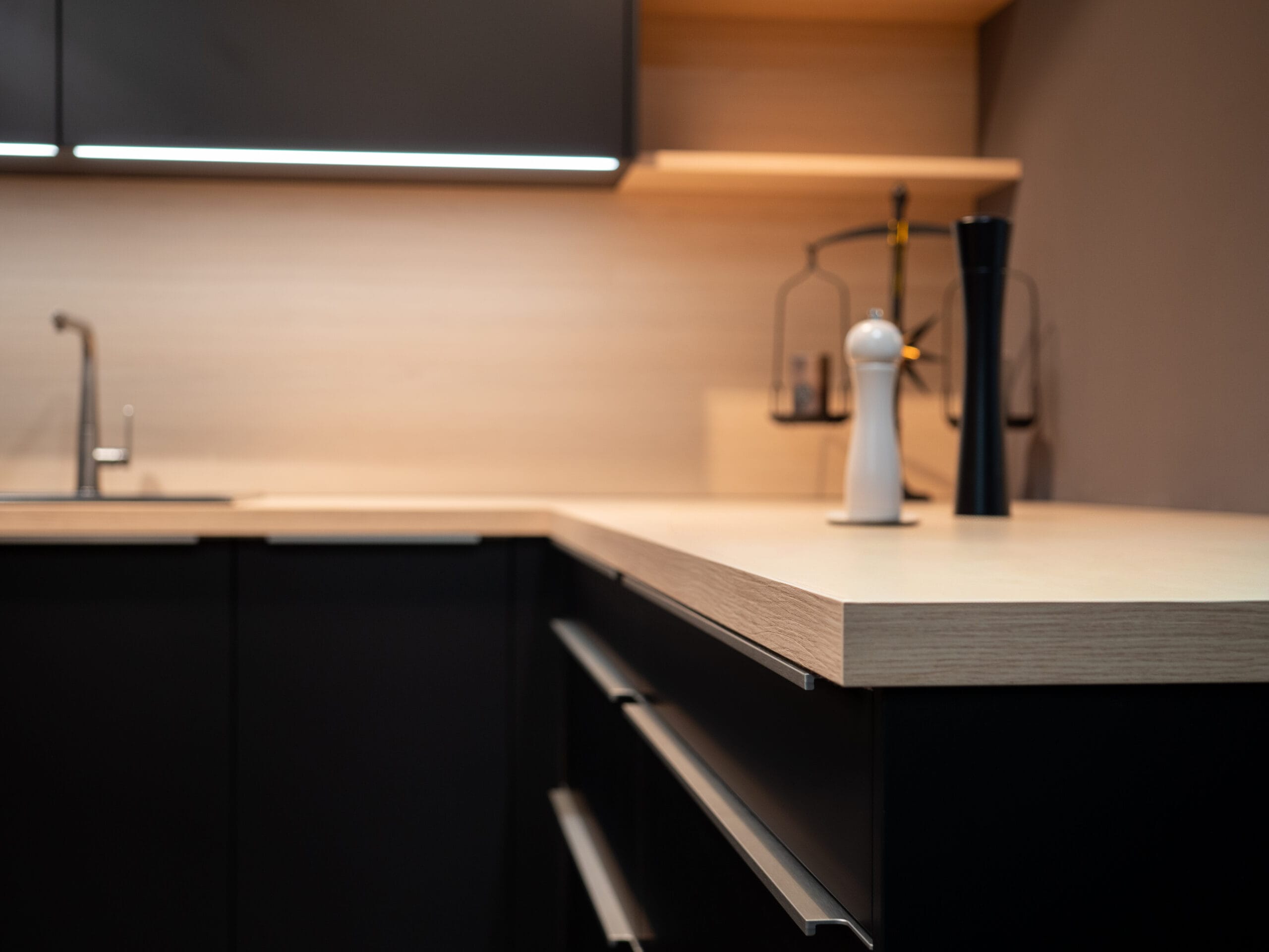 Dunkle L-Küche mit Holz-Arbeitsplatte
