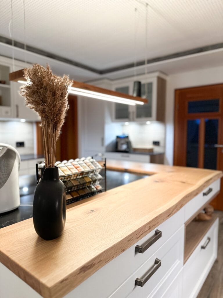 Gewürzregal und Vase auf Kücheninsel in Landhausstil
