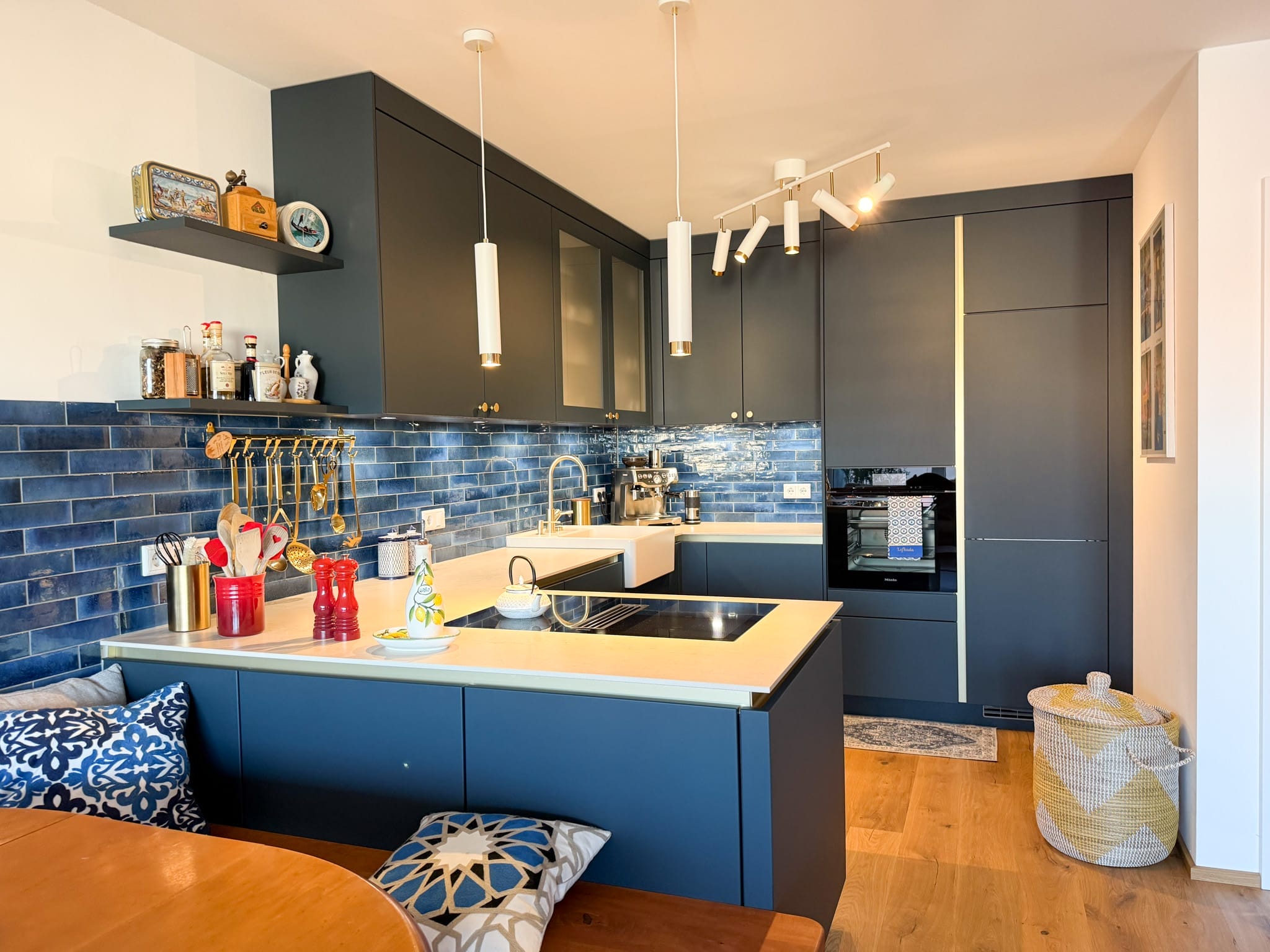 Tiefblaue U-Küche