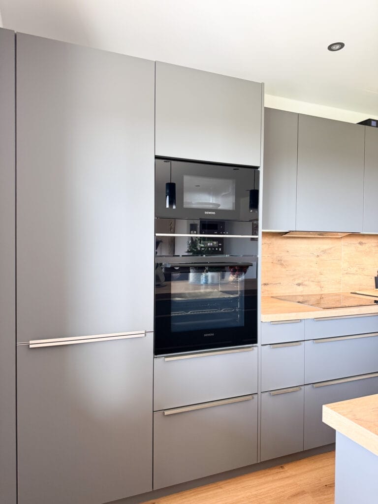 grau-antifingerprint-holz-kueche1