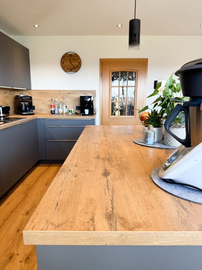 Kücheninsel mit Holz-Arbeitsplatte