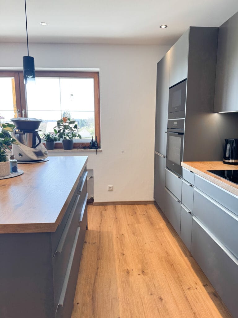 grau-antifingerprint-holz-kueche13