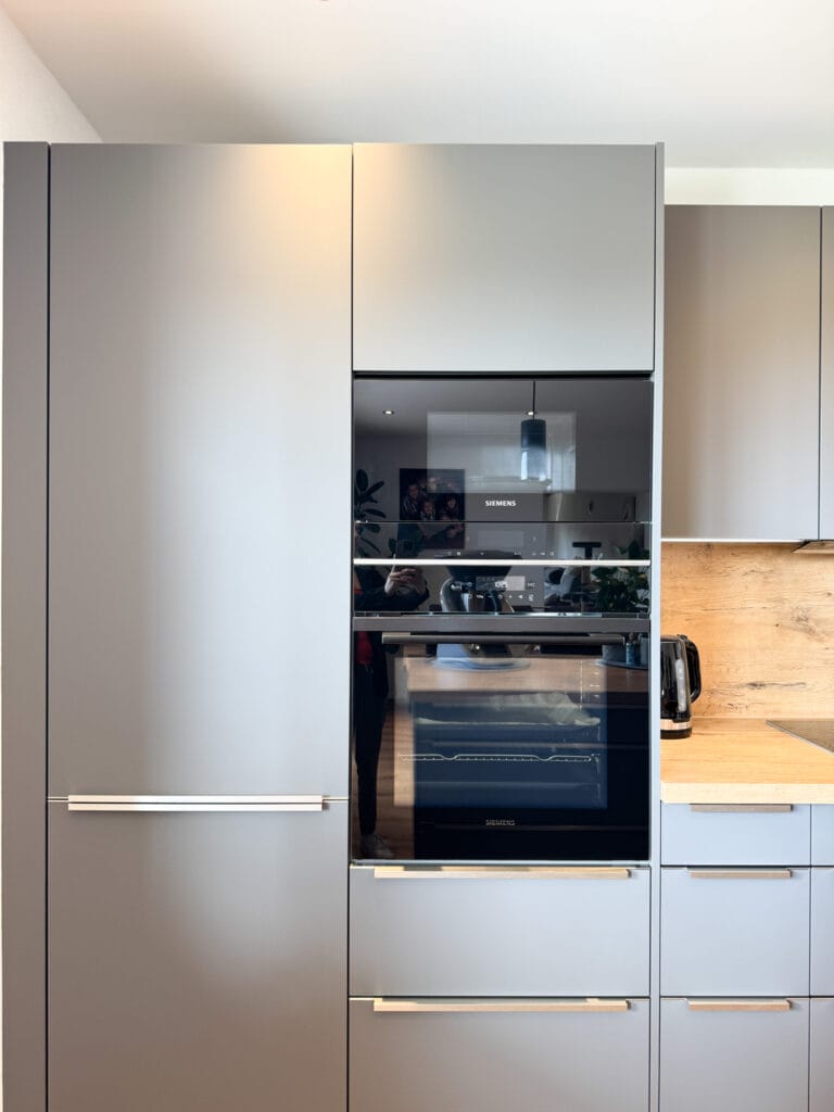 grau-antifingerprint-holz-kueche14