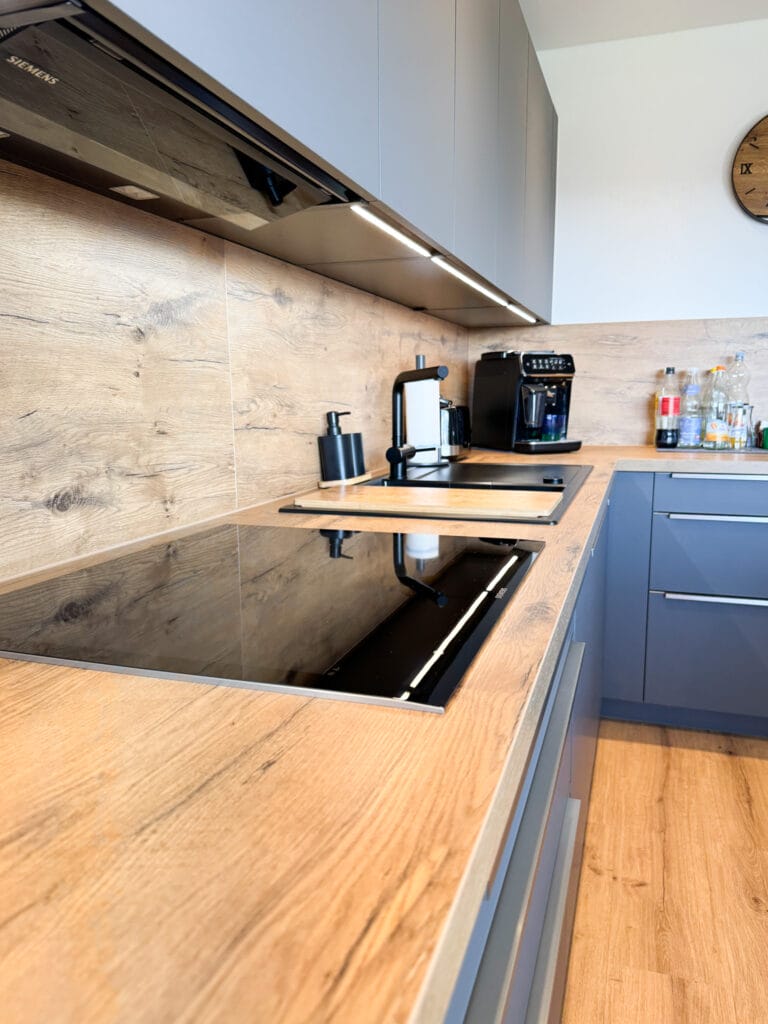grau-antifingerprint-holz-kueche3