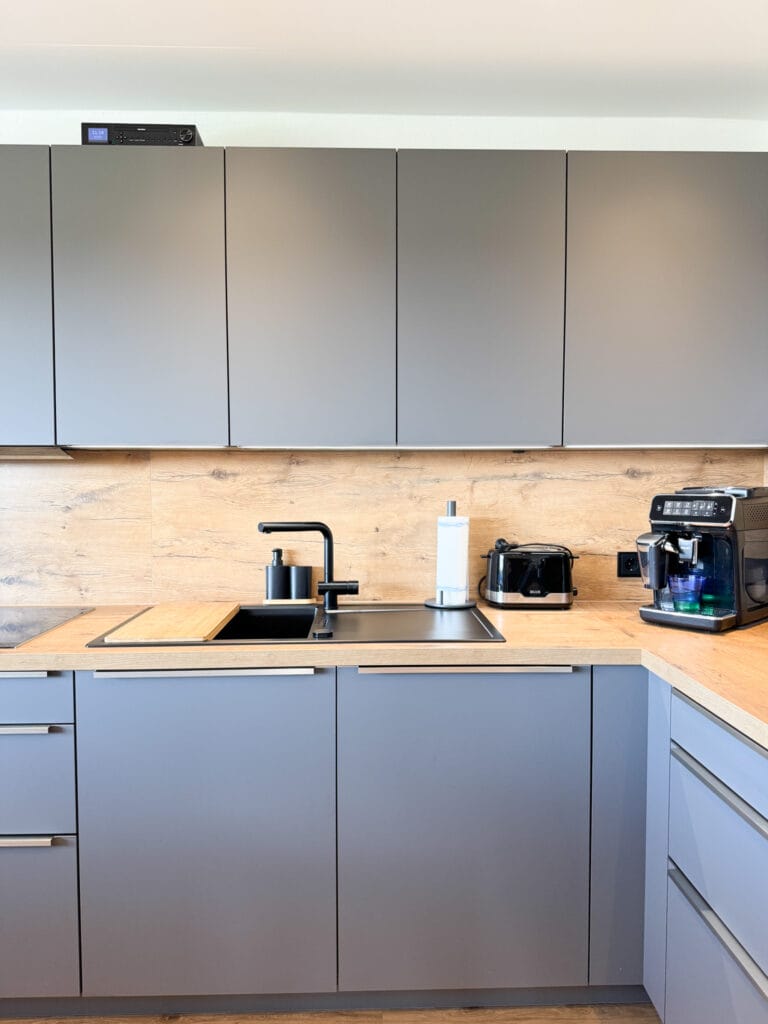 grau-antifingerprint-holz-kueche4