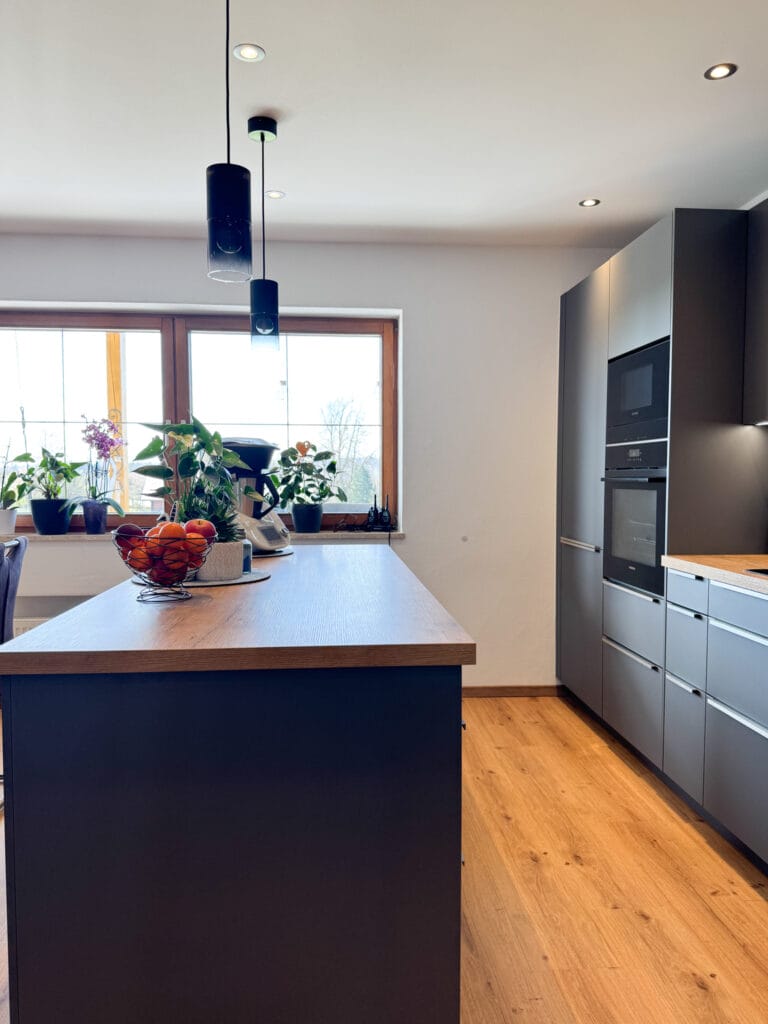 grau-antifingerprint-holz-kueche9
