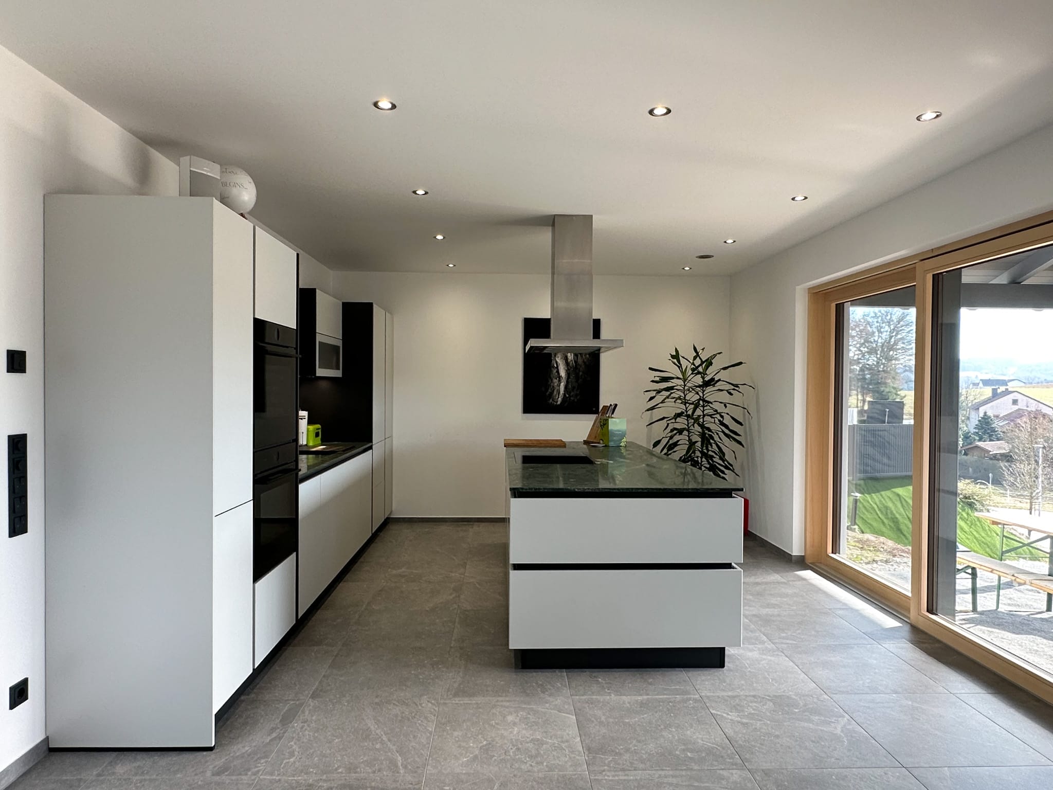 kueche-modern-hell-stein1