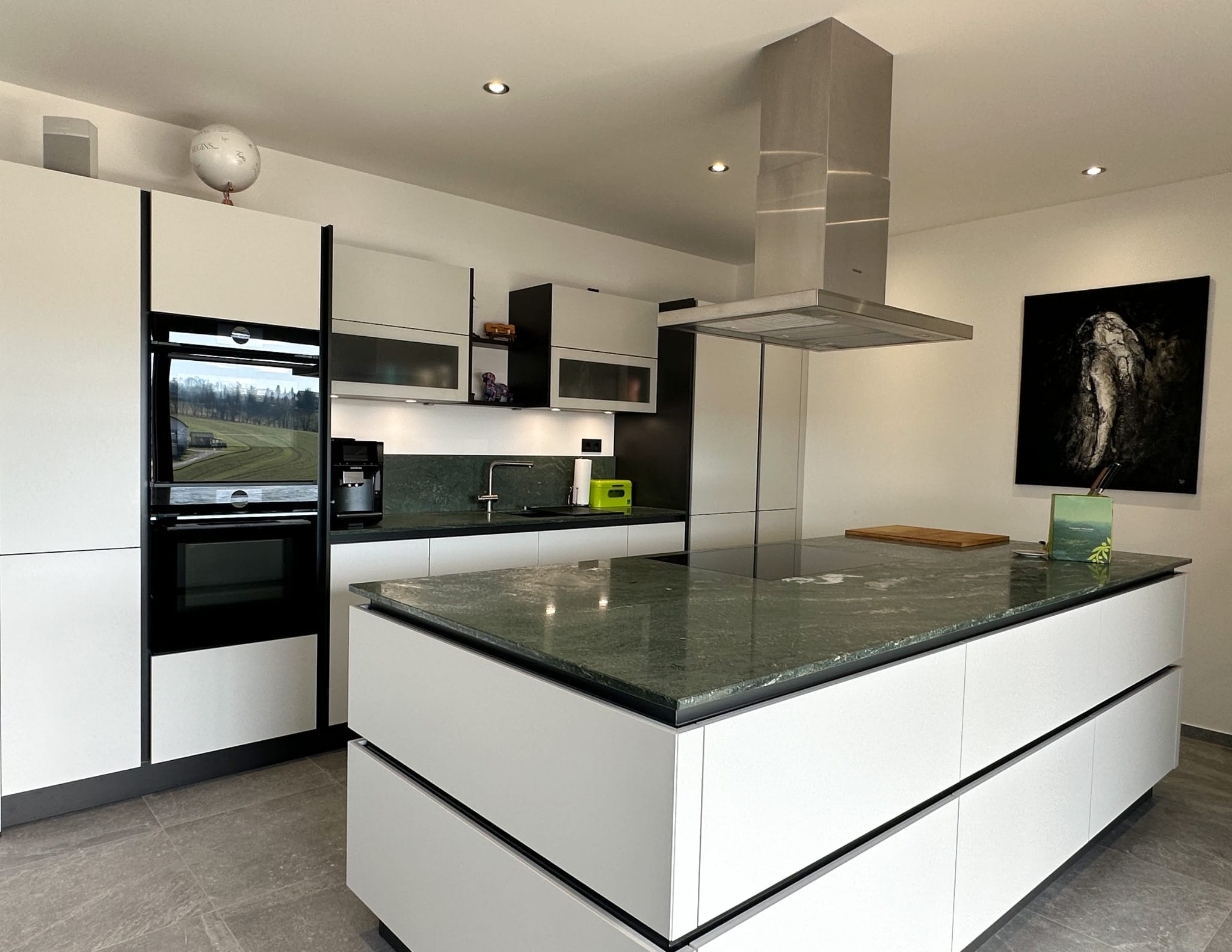 Moderne helle Küche mit Dunstabzugshaube