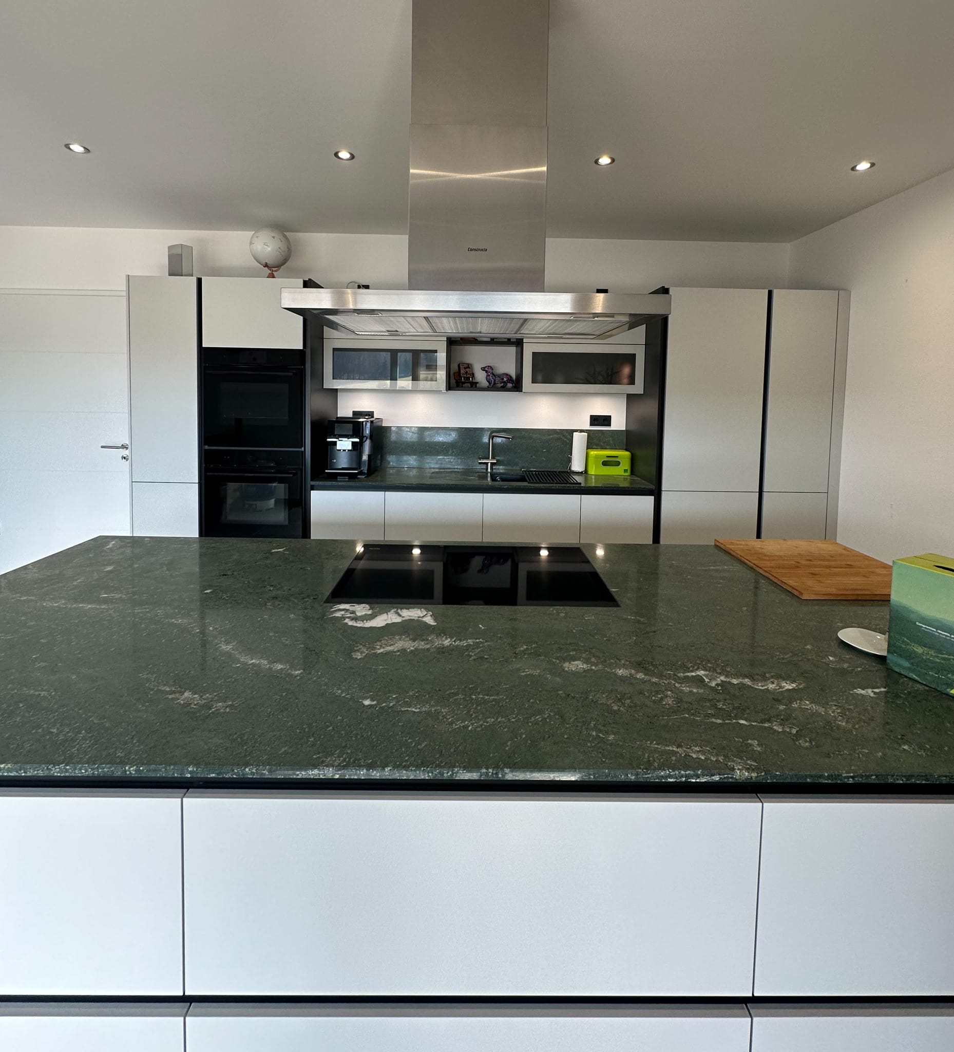 kueche-modern-hell-stein3