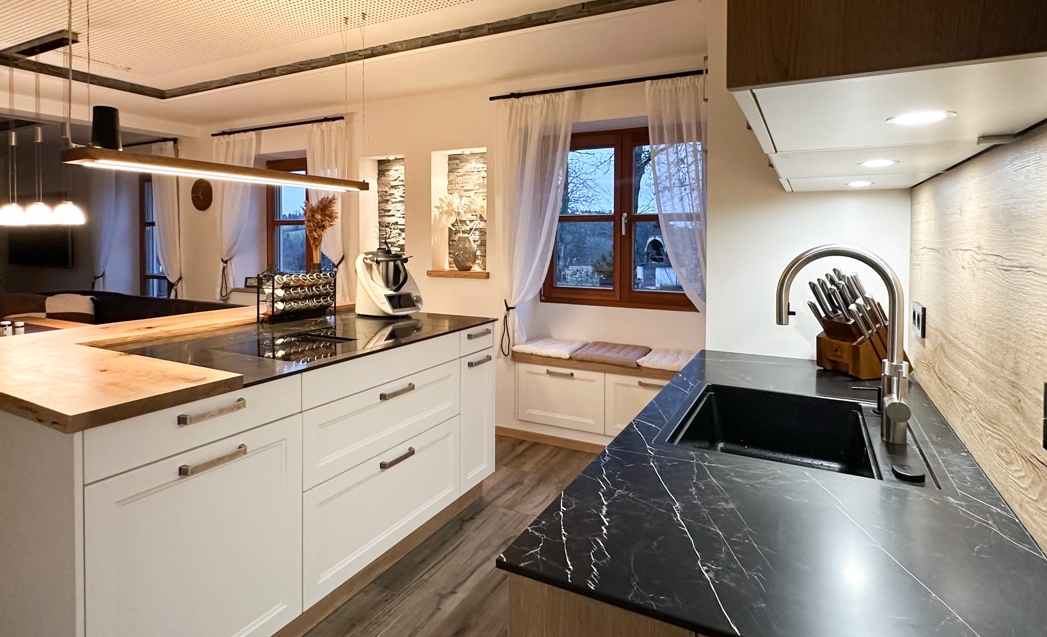 Kücheninsel mit Hängeleuchten