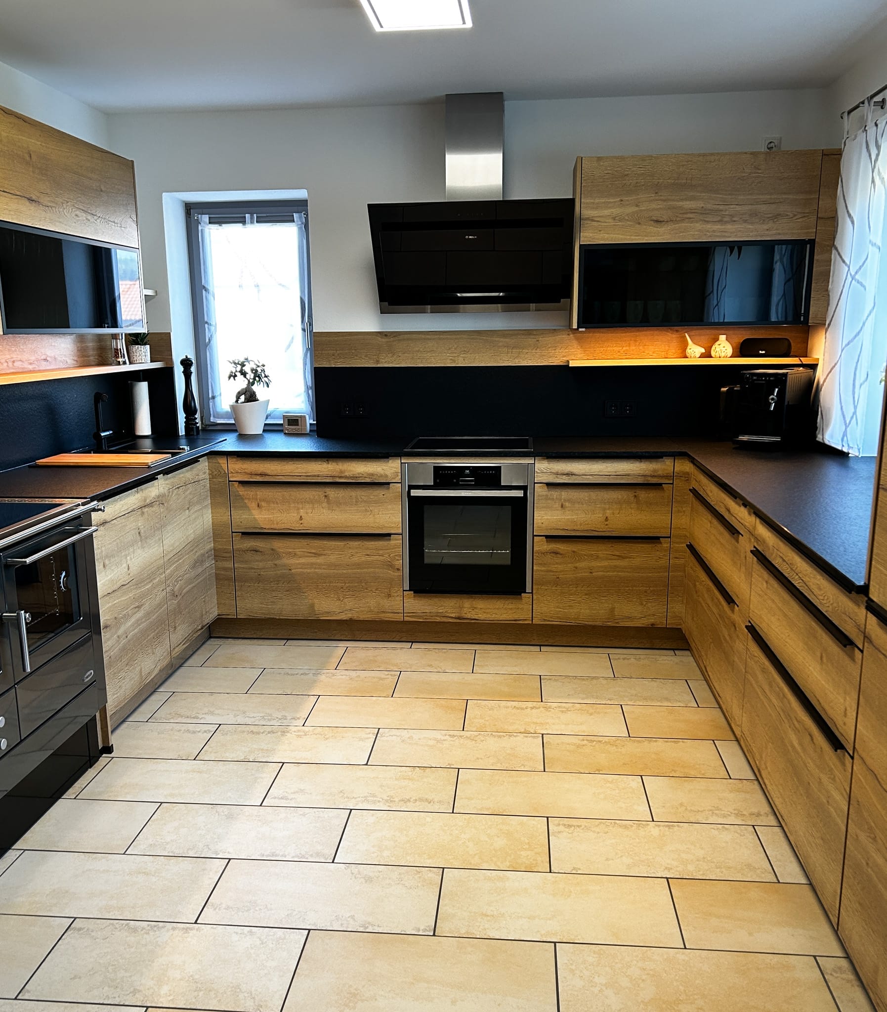 schwarzer-stein-holzfront1