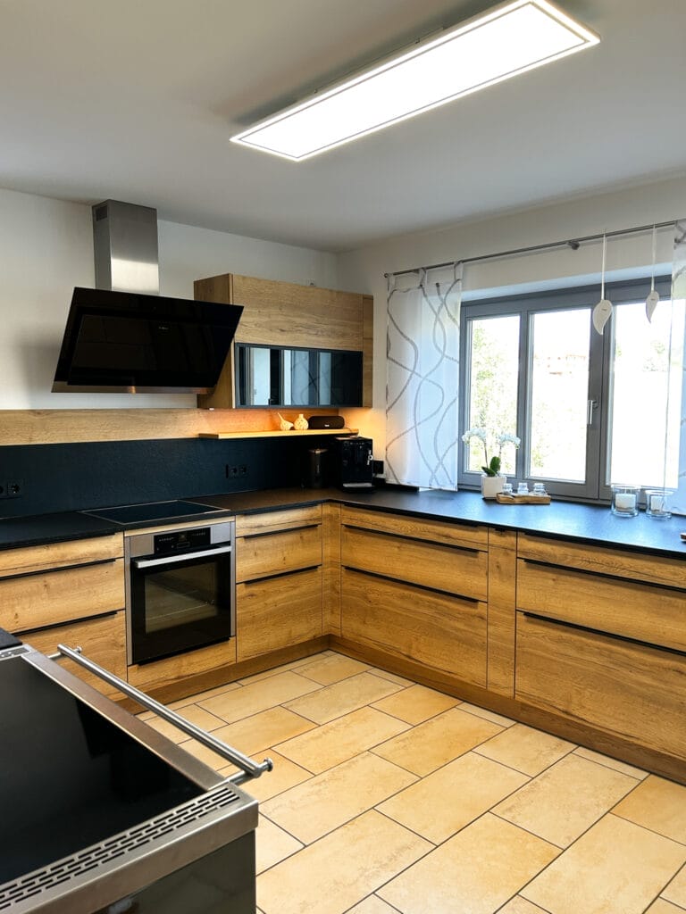 U-Küche mit integrierten Küchengeräten