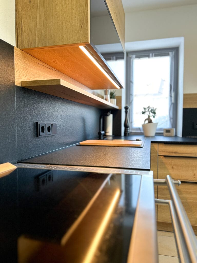 schwarzer-stein-holzfront9