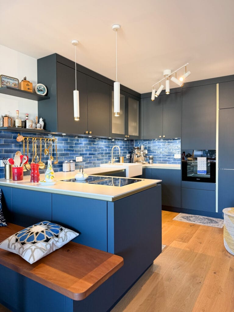 tiefblaue-moderne-kueche-grifflos3