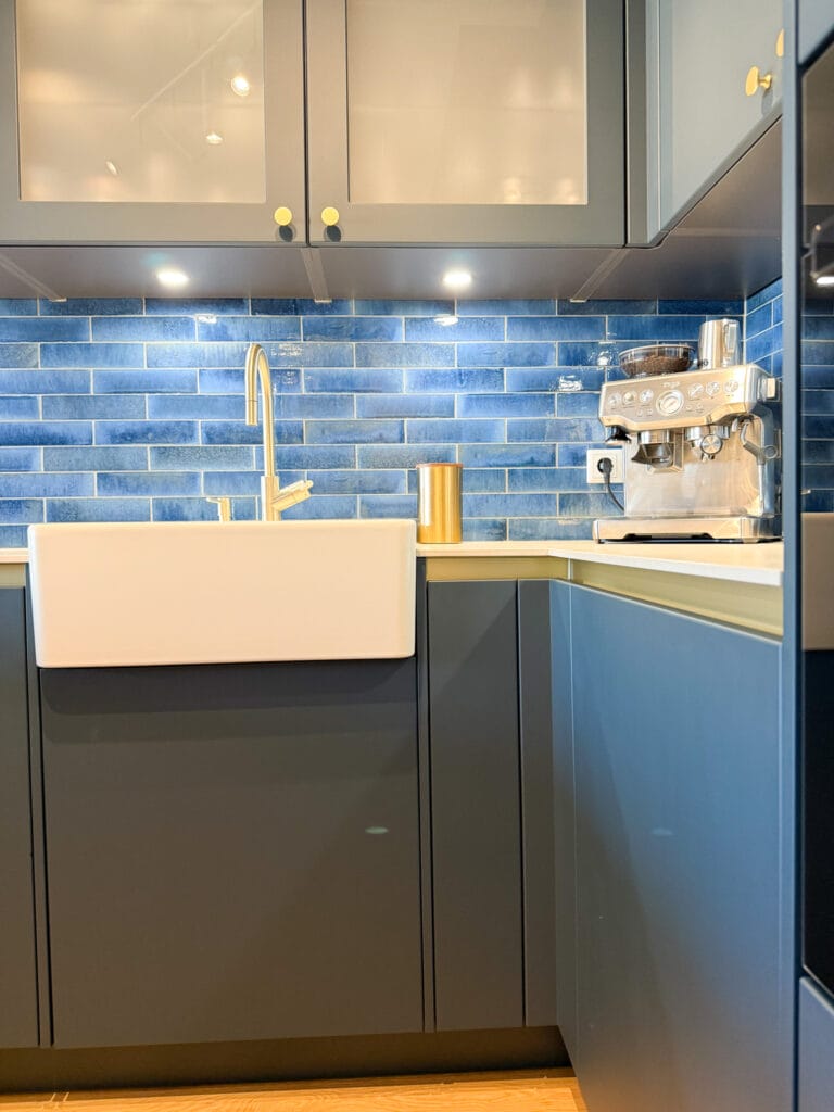 tiefblaue-moderne-kueche-grifflos5