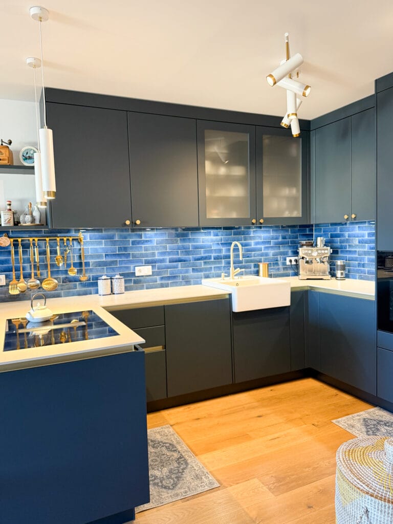 tiefblaue-moderne-kueche-grifflos6