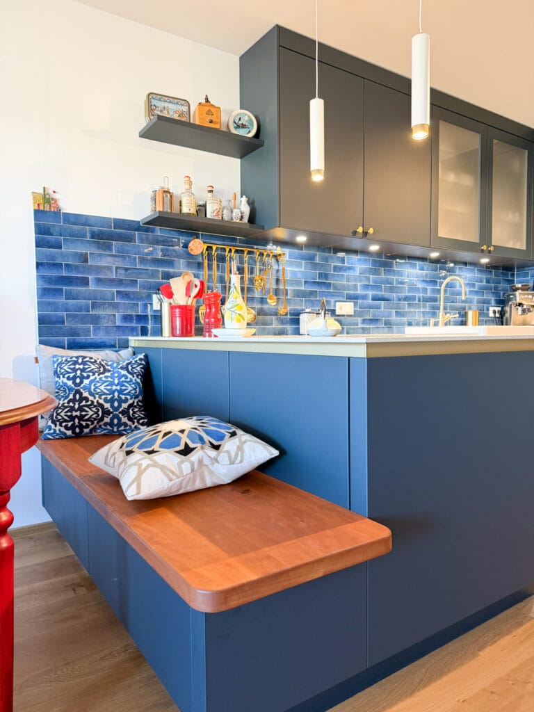 tiefblaue-moderne-kueche-grifflos9