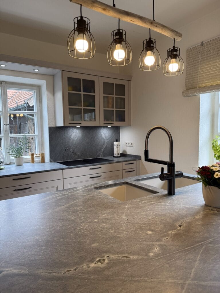 landhaus_kueche_naturstein_sandbeige